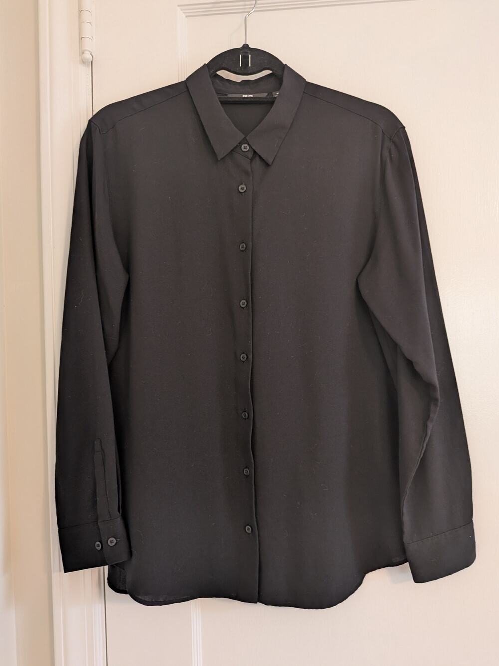 UNIQLO Womens Medium Long Sleeve Button Down Blouse Black Rayon Blend Shirt